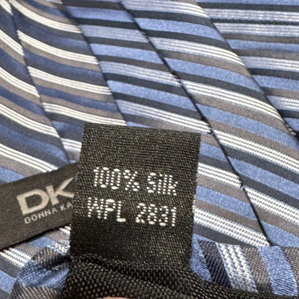 DKNY Tie Blue‎ Diagonal Stripe 100% Silk Preppy Old Money Business Modern Casual